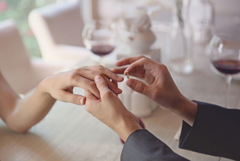 In some countries, both partners wear engagement rings. 