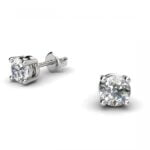 Classic 4-claw stud earrings with diamonds
